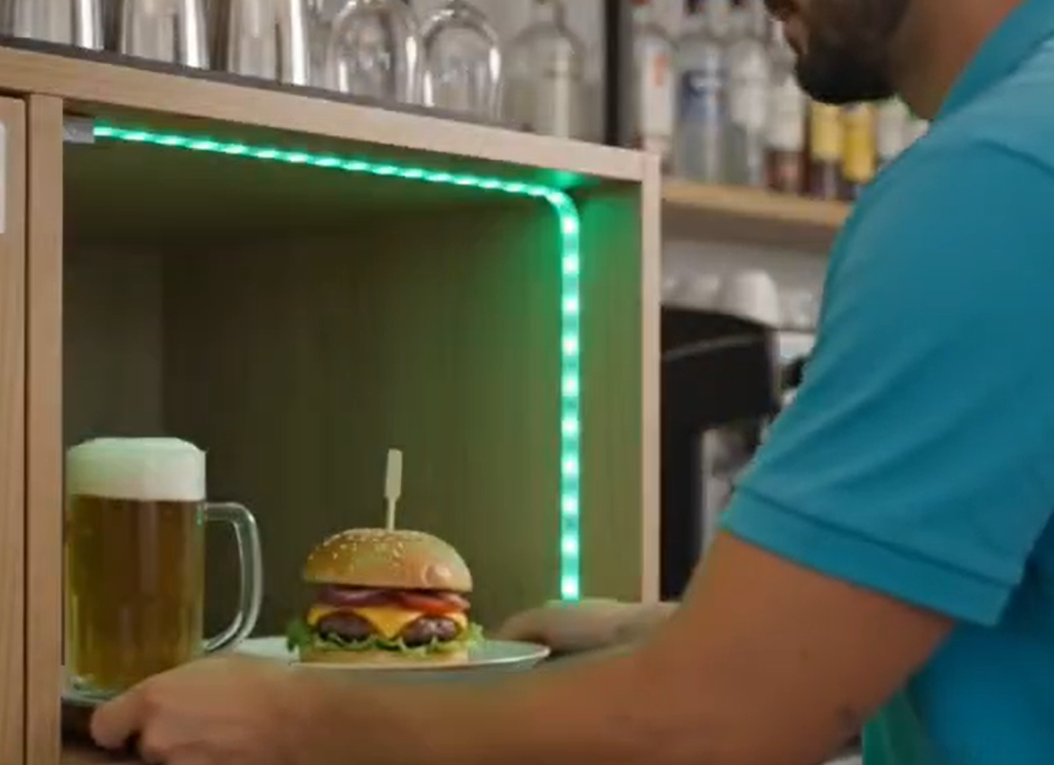 Camarero colocando una bandeja en los casilleros
